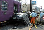 京福電鉄の電車とタクシーが衝突した事故現場で、救助活動を行う救急隊員ら（京都市北区北野下白梅町）