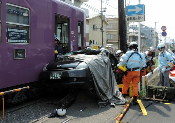 京福電鉄の電車とタクシーが衝突した事故現場で、救助活動を行う救急隊員ら（京都市北区北野下白梅町）