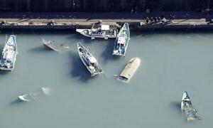 　複数の船が転覆したり、沈んだりした高知県室戸市の港＝１６日（共同通信社ヘリから）
