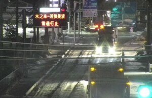 積雪が急増する滋賀県長浜市木之本町のライブカメラ画像（１月１３日午後１１時頃、滋賀国道事務所提供）
