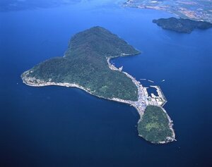 琵琶湖に浮かぶ沖島（滋賀県近江八幡市）。人口は約２００人と半世紀で半分以下になった。高齢化率は４０％を超え、主要産業である漁業の後継者不足も深刻。