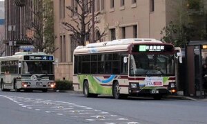 並行路線も多い京都バス（右）と京都市バス。トラフフィカ京カードの利用などで連携を強化する＝京都市中京区
