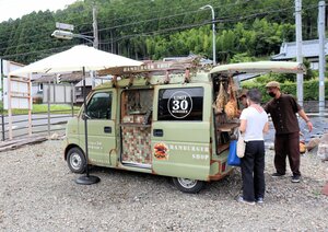 道の駅「美山ふれあい広場」近くで６月末から始まった手作りハンバーガーのキッチンカー販売（南丹市美山町安掛）