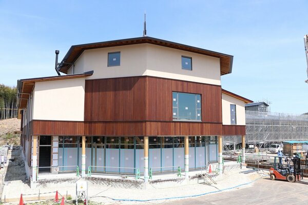 建設が進む京丹波町役場新庁舎の議会棟（同町蒲生）