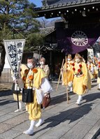 柔らかな冬の日差しの下、寒中托鉢修行に出立する僧侶ら（京都市左京区・聖護院）