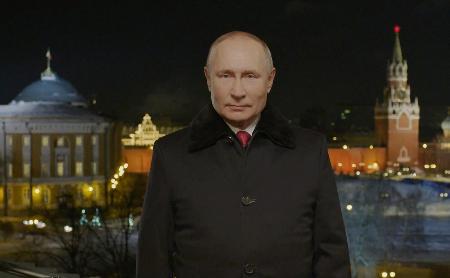 国民向けメッセージを発表するロシアのプーチン大統領＝２０２１年１２月３１日、モスクワ（ロシア大統領府提供・ロイター＝共同）
