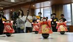 華やかな振り袖で踊る京都府文化観光応援大使の村田製作所チアリーディング部のロボットたち（京都府庁）