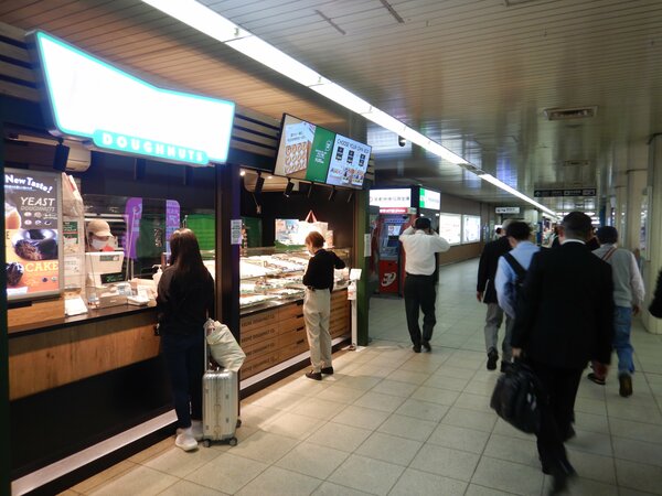京都市営地下鉄・四条駅構内にあるドーナツ店。買い物客は無料で改札内に入ることができる（京都市下京区）