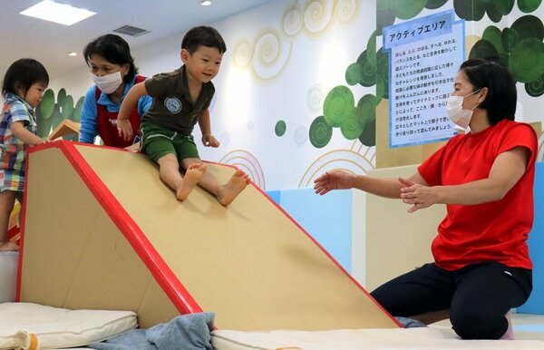 牛乳パックで 滑り台 できた 職員が手作り 1年以上かけ完成 社会 地域のニュース 京都新聞