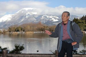 雪化粧した伊吹山の麓で「温暖化の影響で山の植生が変わりつつある」と話す西澤さん（米原市池下）
