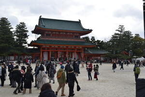 初詣客が戻りつつある平安神宮の境内（１日午前１１時４６分、京都市左京区）
