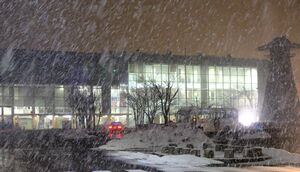 降雪が強まるＪＲ西舞鶴駅前（１月１３日午後７時４５分、京都府舞鶴市伊佐津）