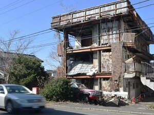 問題となっている空き家のマンション。昨年６月の大阪府北部地震で県道に面する南側の壁が全て崩れ落ちた（野洲市野洲）