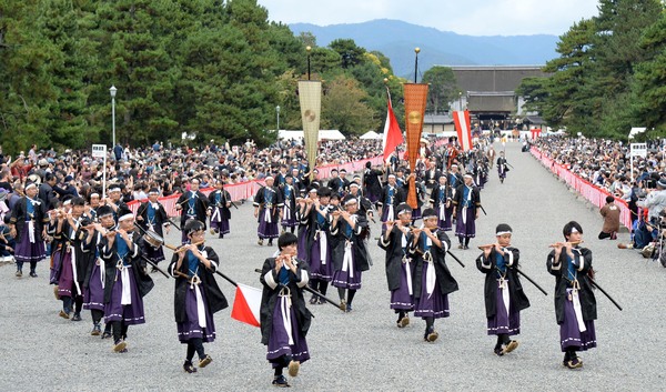 京都御所を出発する時代祭の行列（２０１９年１０月２６日、京都市上京区・京都御苑）