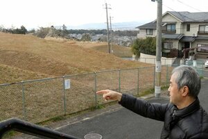 京阪電鉄不動産が太陽光発電所の計画を中止した宇治市木幡須留の土地（左）。住宅地と隣接し、住民が反対していた