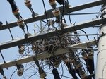 電柱上に作られたカラスの巣。素材の針金ハンガーや木の枝が停電を引き起こす（京都市中京区佐井通御池上ル）