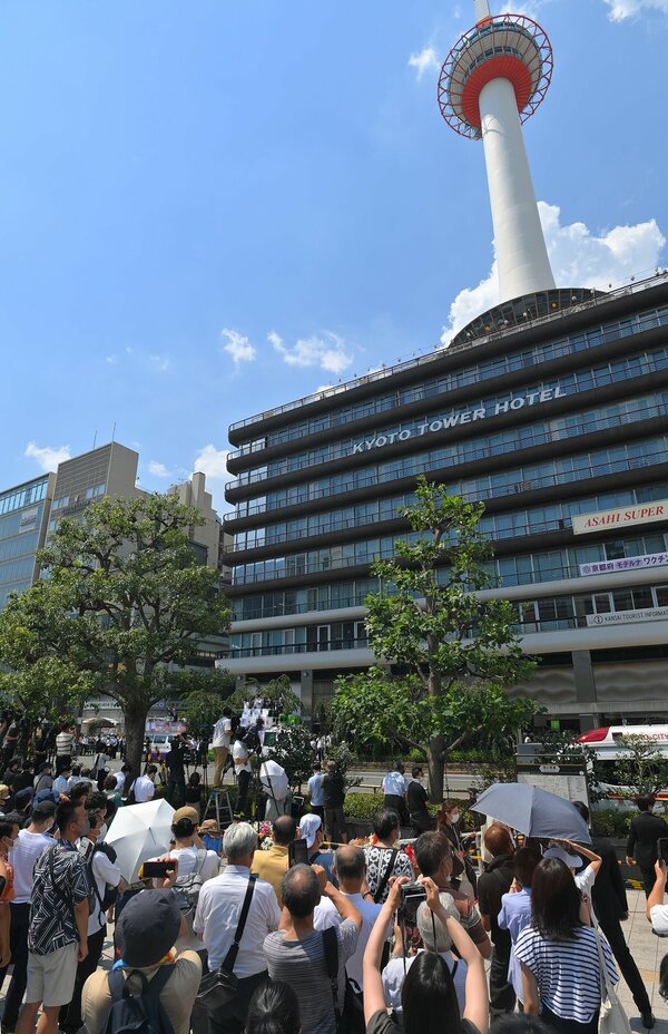 各党が激戦を繰り広げる参院選京都選挙区。京都タワー前の街頭演説には大勢の聴衆が集まった（２日、京都市下京区）