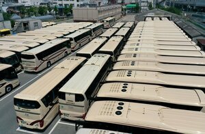 車庫いっぱいにずらりと並ぶ観光バス（２日、京都市南区・ヤサカ観光バス）＝小型無人機から