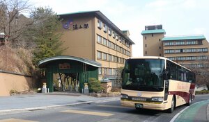 亀岡市内の観光名所を周遊するバス。チケットは湯の花温泉「渓山閣」の日帰り入浴もセットになっている（同市ヒエ田野町）