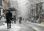 &lt;div class=&quot;caption&quot;&gt;雪が降り積もる三条通を歩いて通勤する人たち（２１日午前８時５６分、京都市中京区・三条通西洞院西入ル）&lt;/div&gt;