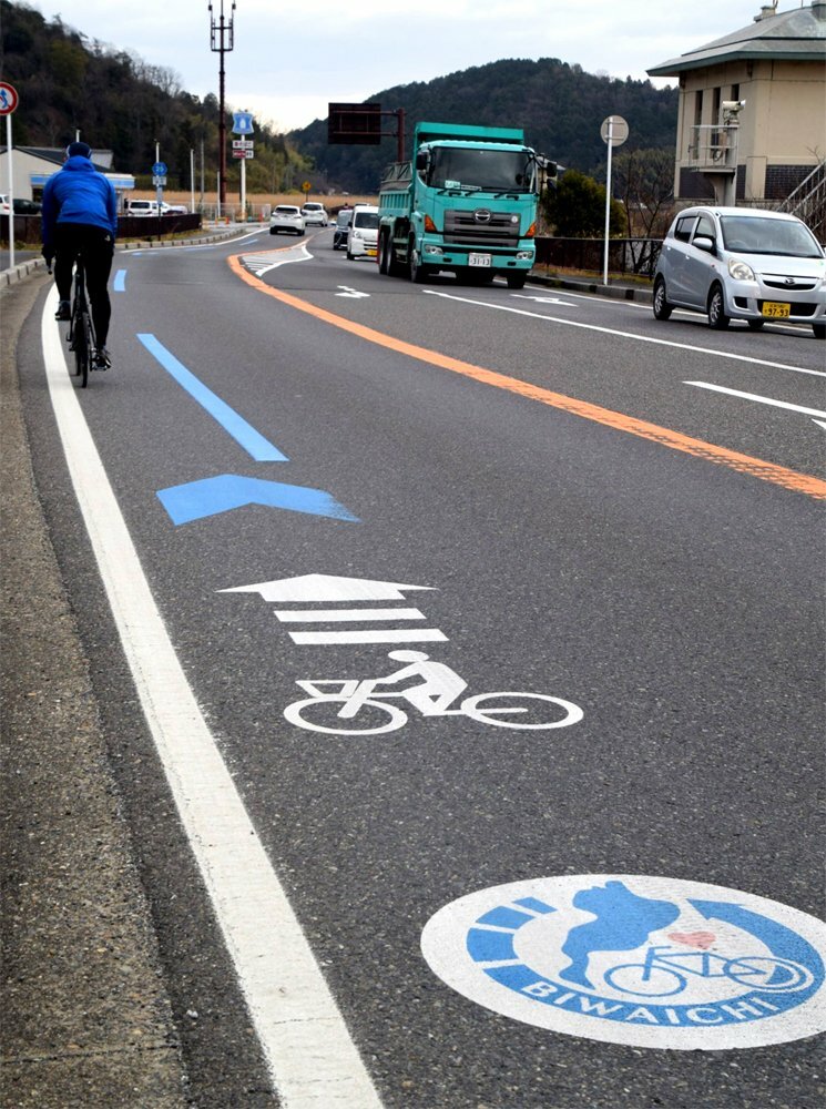 路上に謎の 青い破線 実は自転車 ビワイチ 道案内 滋賀 観光 地域のニュース 京都新聞