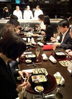 京都府内産の食材を使ったメニューを楽しむ人たち（東京・有楽町の「ＫＩＫＫＯＭＡＮ　ＬＩＶＥ　ＫＩＴＣＨＥＮ　ＴＯＫＹＯ」）