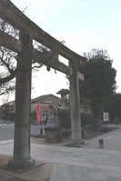 文政京都地震で「根元から折れた」と記録されている北野天満宮東側の鳥居。下部には石を継いだような痕がある（京都市上京区）