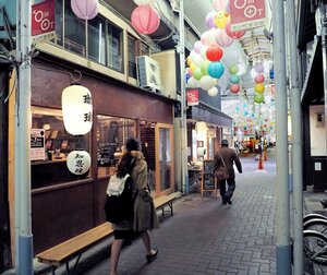 ５０歳代のサラリーマンを対象にした就労体験プログラムを催す古川町商店街。近年、個性的な店のオープンが続く（京都市東山区）