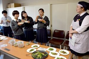 自分たちが育てた野菜を使った総菜の試作を販売員と考える高校生たち（京都市西京区・桂高）