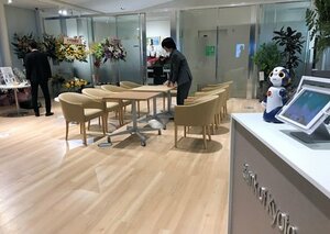 オープンした京都銀行の長浜支店。小型ロボットで受け付けるほか、ロビーにソファやテーブルを設置した（長浜市）