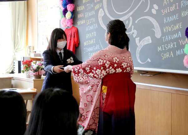 教員らが黒板に手描きのイラスト 会場飾り付け 滋賀 東近江の湖東中