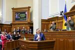 ２２日、ウクライナ首都キーウの最高会議で演説するポーランドのドゥダ大統領（中央）（ポーランド大統領府提供、ロイター＝共同）