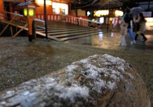 うっすらと雪が積もった八坂神社の境内（３１日午後６時、京都市東山区）