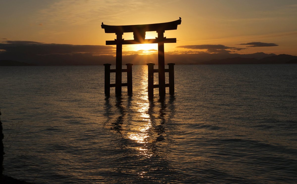 「年賀状の写真に！」湖の大鳥居から朝日　冬至の頃、ねらい目に　滋賀・高島