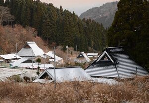 うっすらと雪化粧した京都市北部の山里（12月2日午前7時、京都市左京区花背別所町）