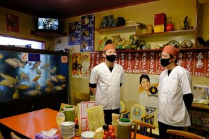 北京の調理を担当する荒木正さん（左）と貴大さん（舞鶴市引土）
