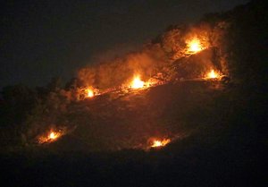 昨夏の五山送り火で、火床６点にだけともされた大文字（２０２０年８月１６日夜、京都市内）