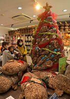オオサンショウウオのぬいぐるみを積み上げたクリスマスツリー（京都市下京区・京都水族館）