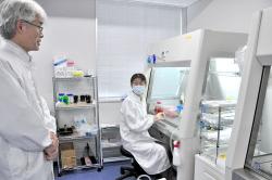 ｉＰＳ細胞を用いたがん治療薬の開発に取り組むサイアスの等社長（左）ら＝京都市左京区