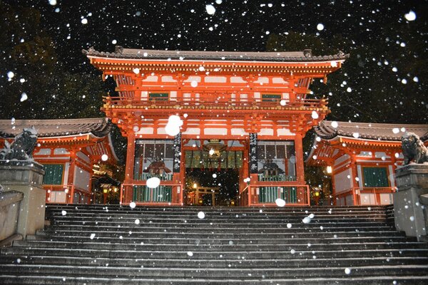 雪が降る八坂神社西楼門前（１４日午前５時２０分、京都市東山区）