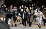 大阪・梅田を歩くマスク姿の人たち＝１８日午後