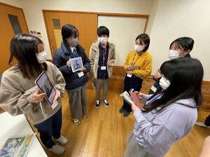 京都新聞記者を講師にライター講座を受ける学生たち（昨年１１月、下京いきいき市民活動センター）