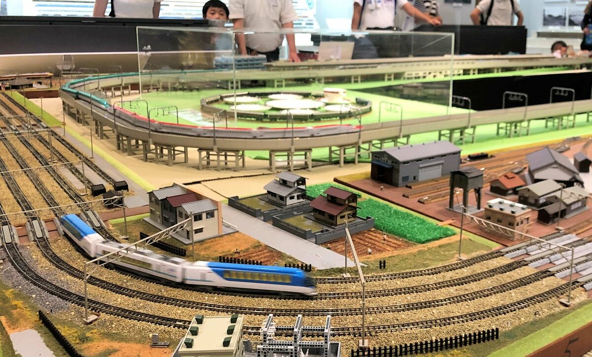 新幹線「こまち」「はやぶさ」疾走、鉄道模型に心躍らせる　京都・城陽で公開運転会