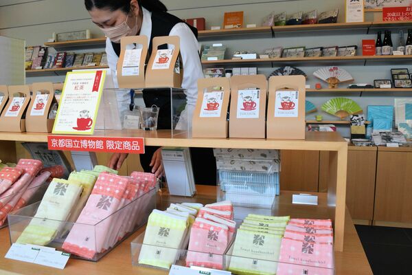人気のトラりんグッズやバッグなどが並ぶ京都国立博物館のミュージアムショップ（京都市東山区）