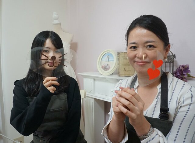 結婚式でマスク姿の写真は残念 飛沫対策 トークシールド 制作 うちわ状 口元に添えて 経済 地域のニュース 京都新聞