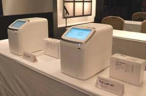 アークレイがこのほど発売した小型で高精度の糖尿病診療向け分析装置「ザ　ラボ　００１」（東京都内）