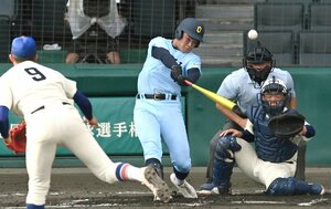 神戸国際大付－近江　２回裏近江無死、新野が中越えに先制本塁打を放つ（甲子園）