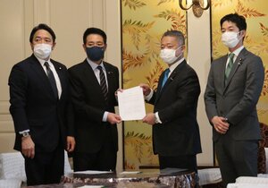 参院選の「相互推薦」の合意文書にサインした日本維新の会の馬場共同代表（右から２人目）と国民民主党の前原代表代行（同３人目）ら＝20日、国会内