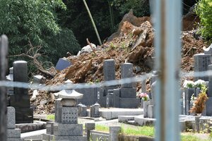 土砂で多くの墓石が埋まった極楽寺境内（15日午後0時48分、京都市山科区）