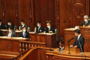 代表質問で岸田首相に質問をする泉代表（右手前）＝国会内